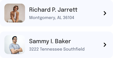 Zwei Benutzerprofile: Richard P. Jarrett aus Montgomery, AL, mit beigem Sakko und Sammy I. Baker aus Tennessee Southfield mit grau-blauem T-Shirt und verschränkten Armen.
