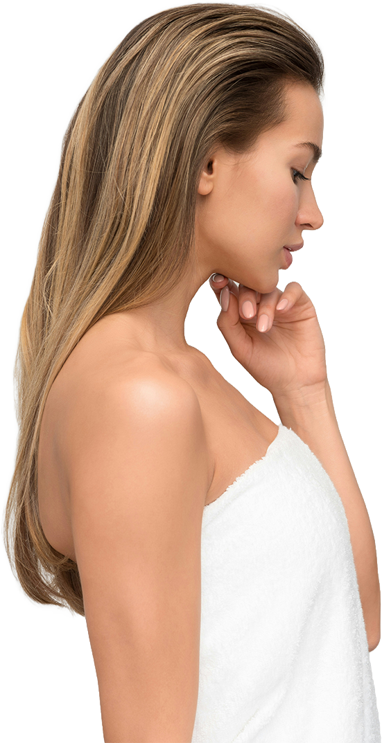 Seitliches Porträt einer Frau mit langen, glatten Haaren, die ein weißes Handtuch trägt und nachdenklich den Kopf mit der Hand stützt.