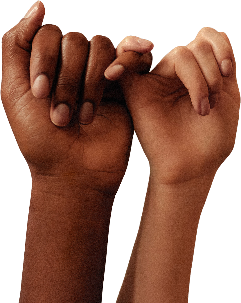 Zwei Hände unterschiedlichen Hauttons, die sich mit den kleinen Fingern verbinden, als Zeichen von Zusammenhalt.